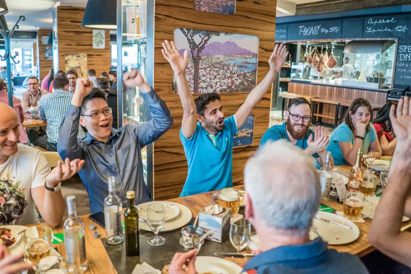 Team feiert nach dem Teambuilding-Event in Wien