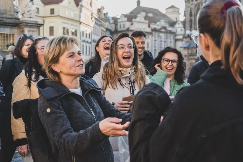 Firmenteam bei der Schnitzeljagd im historischen Zentrum von Wien