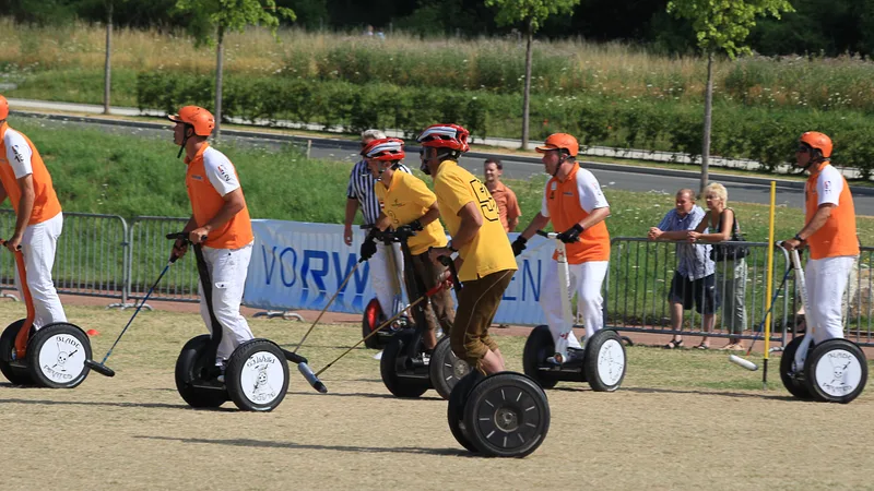 Firmengruppe auf einer Segway-Tour entlang der Wiener Ringstraße