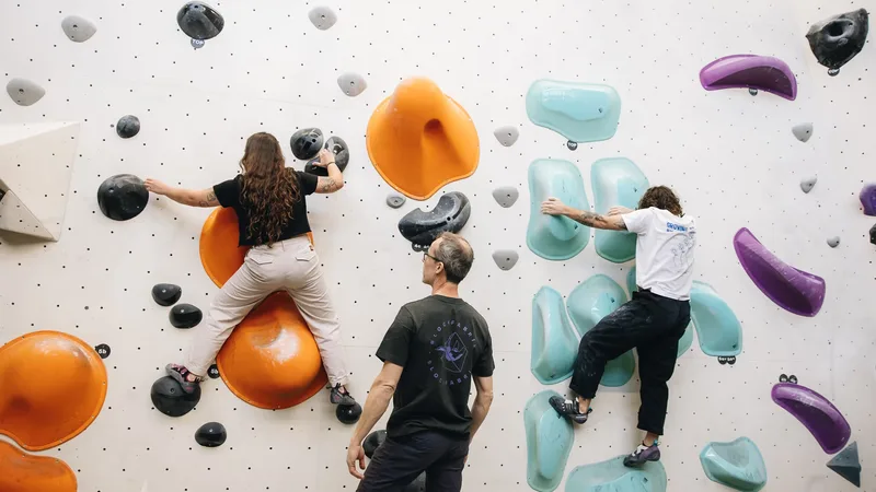 Firmenteam beim Indoor-Klettern in der Blockfabrik Wien