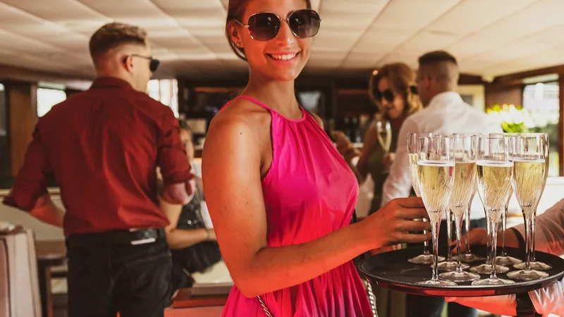 Firmengruppe auf einem privaten Charter-Boot auf der Donau in Wien