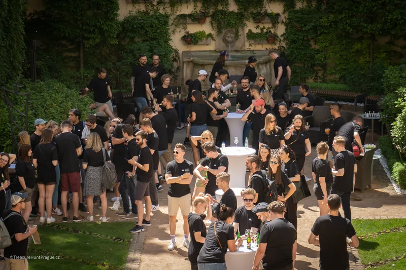 Große Gruppe bei einem Teambuilding-Event in Wien